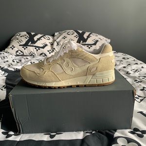 Tan Saucony Shadow 5000’s